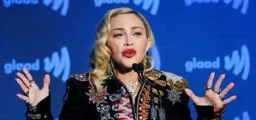 Madonna é internada em UTI e adia turnê