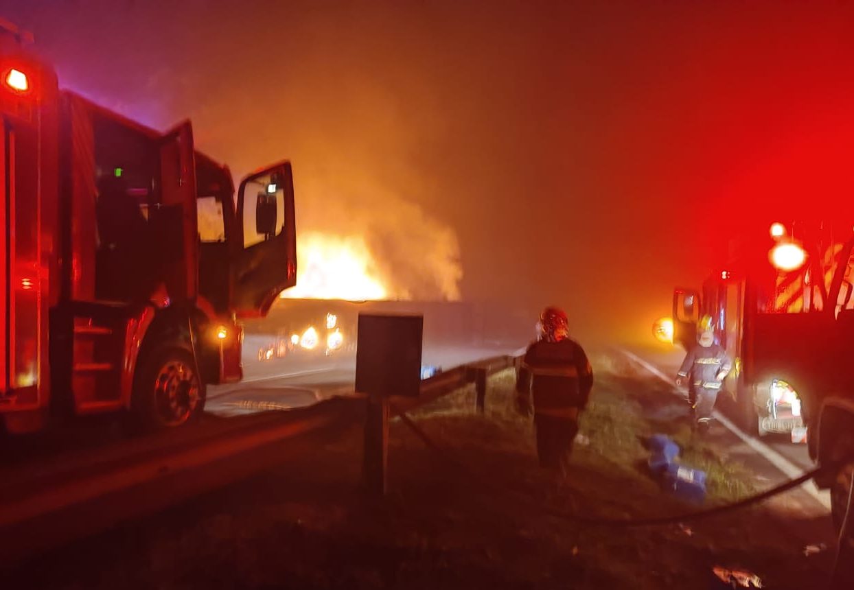 Caminhão tomba, entra em chamas e interdita PR-151