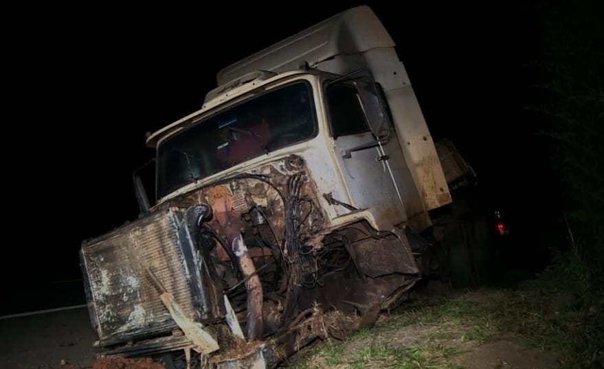 Acidente entre carro e caminhão mata 4 pessoas da mesma família