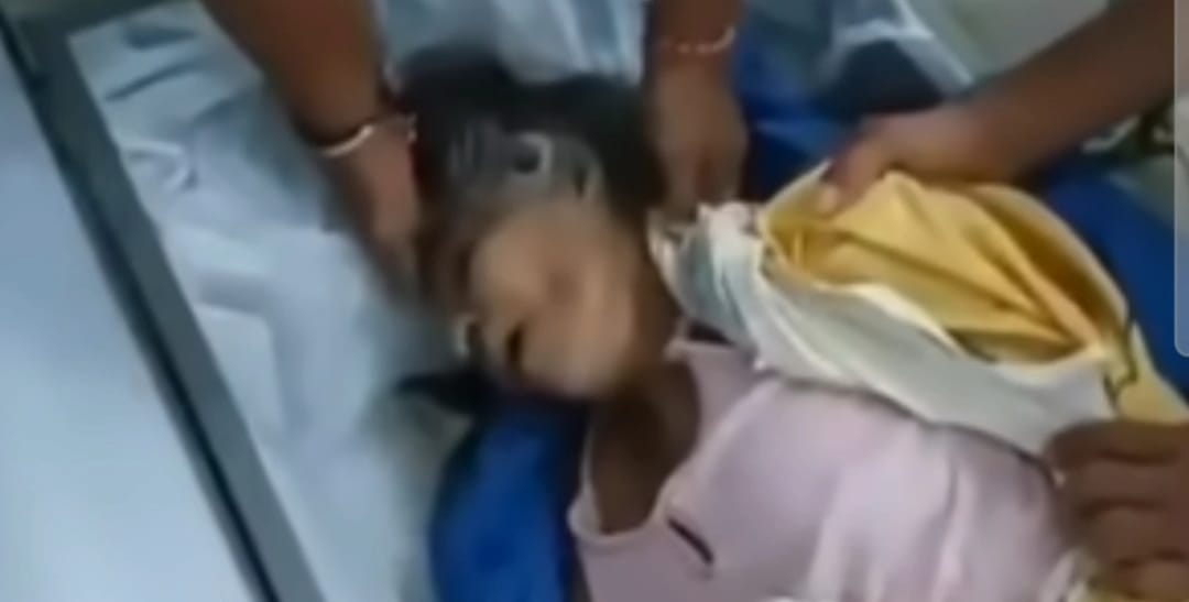 Vídeo: idosa declarada morta acorda no caixão após cinco horas de velório