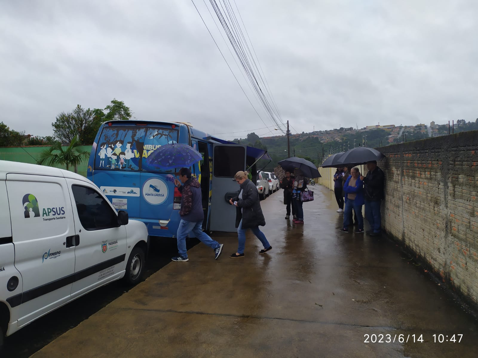 População aguarda na chuva por vacinação em PG