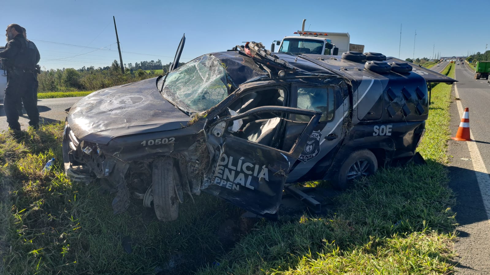 Viatura capota na PR-151 e deixa vítimas, em Carambeí