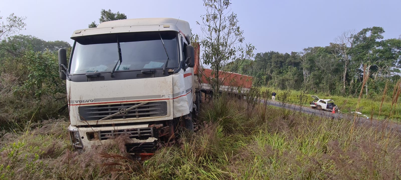 Acidente envolvendo dois caminhões e um carro tira a vida de uma pessoa na BR-153