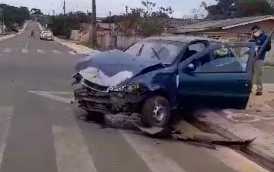 Acidente envolvendo dois carros deixa vítima ferida em Ponta Grossa