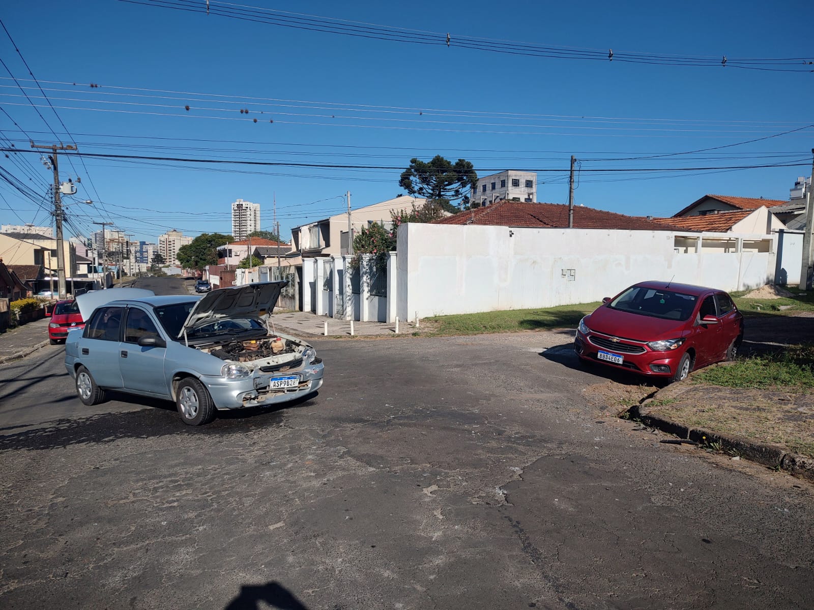 Falta de sinalização provoca acidente entre dois carros no Jardim Carvalho,  em PG - MZ Notícia