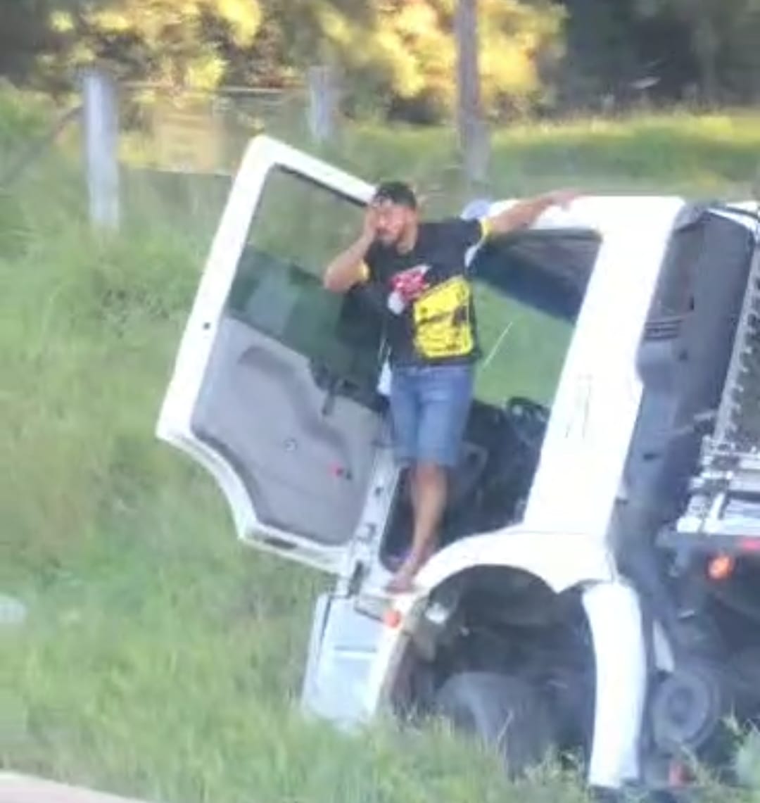 Urgente: Caminhão faz ultrapassagem perigosa e vai parar na vegetação às margens da BR-376, em Ponta Grossa