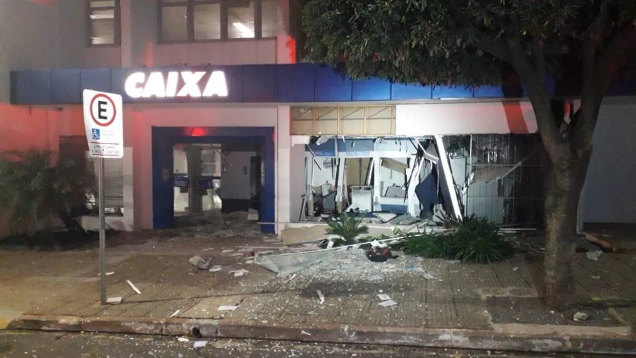 Bandidos explodem banco e esquadrão antibombas é acionado