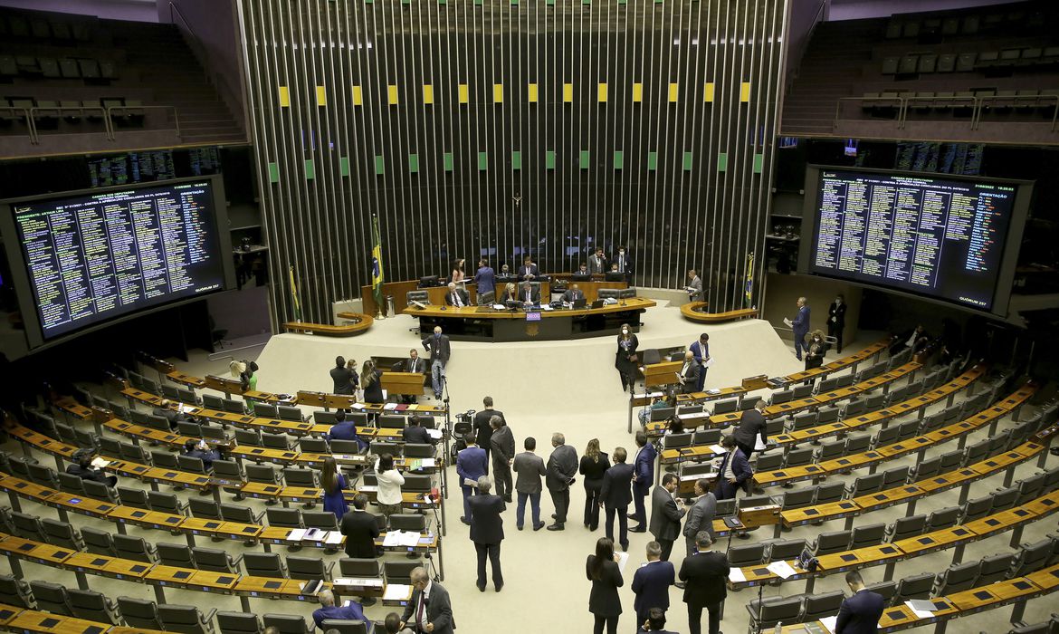 Câmara aprova projeto que pune discriminação de políticos