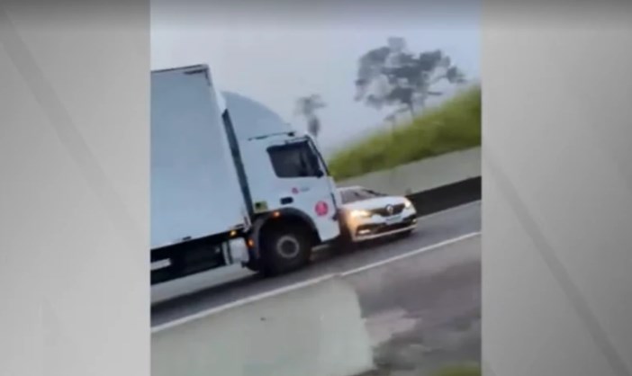 Motorista percebe assalto e reage arrastando carro de criminosos em rodovia