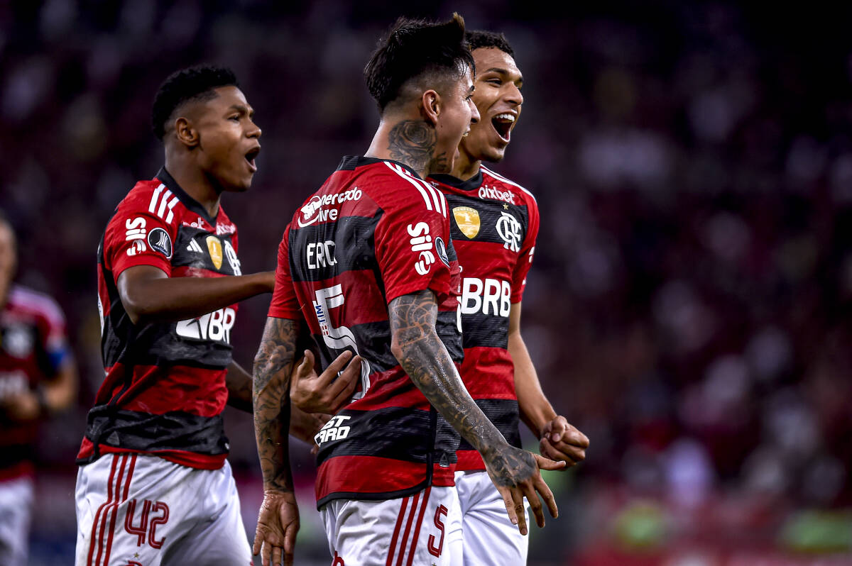 Flamengo luta até o fim e vence o Racing por 2 a 1 no Maracanã