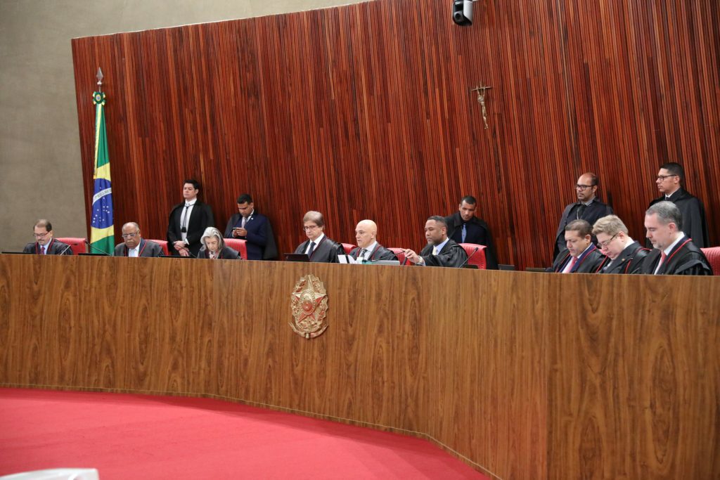 TSE encerra primeiro dia de julgamento de ação contra Bolsonaro 