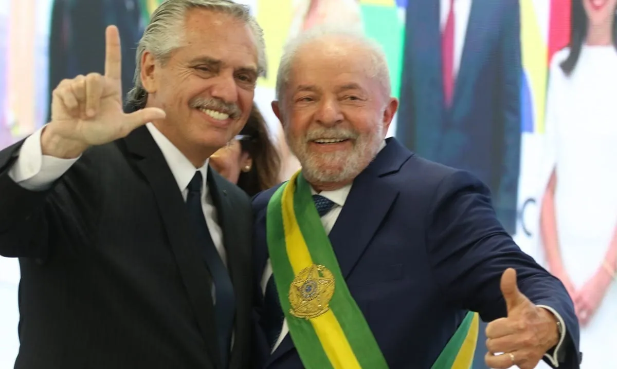 Após quebrar seu país, argentino tenta tomar dinheiro do Brasil