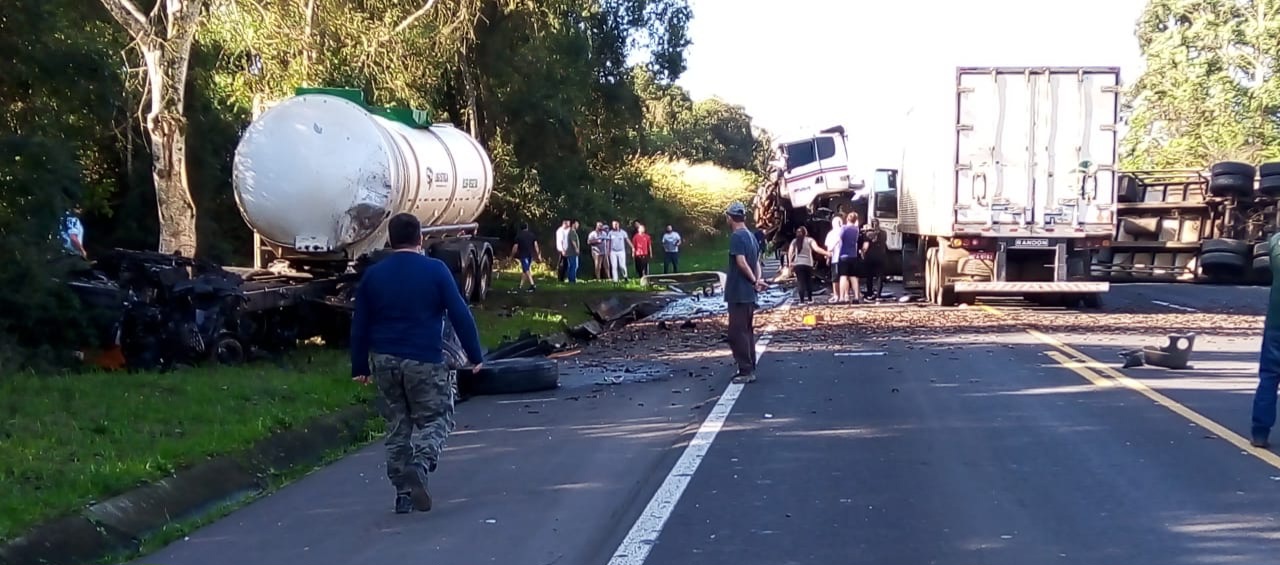 Urgente: acidente envolvendo três caminhões deixa vítima presa às ferragens na BR-277