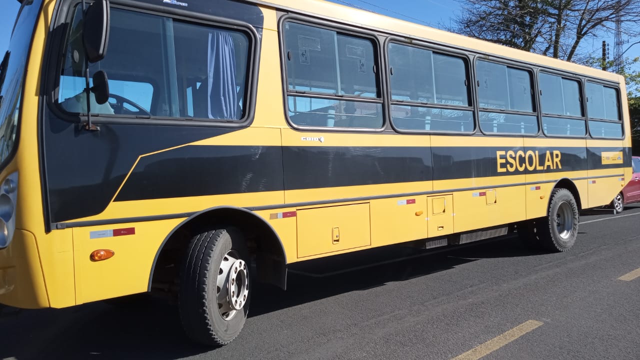 Ônibus sem condições de transporte é disponibilizado pela prefeitura de Carambei para alunos e quebra na viagem