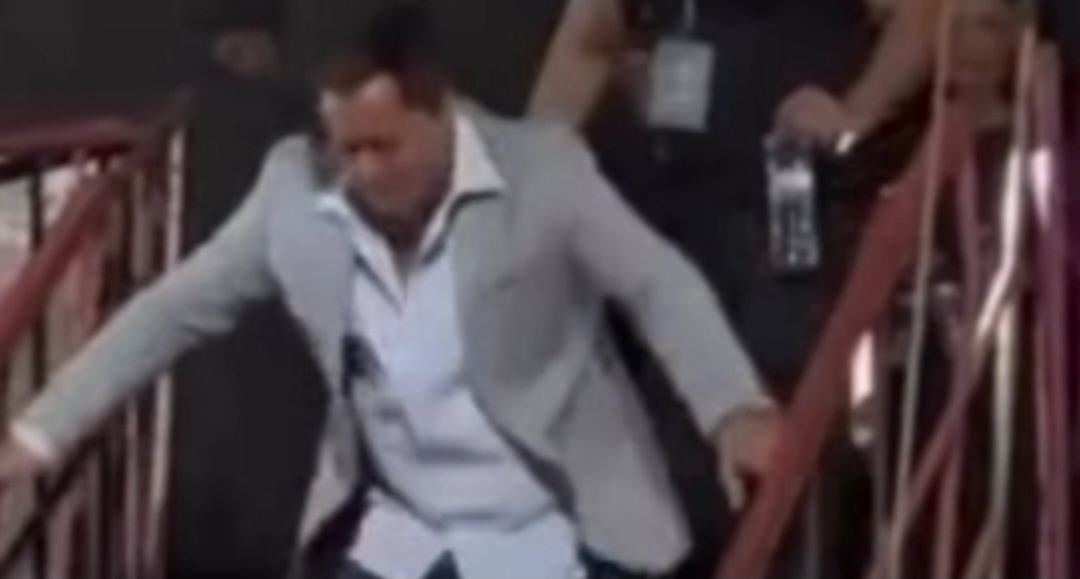 Vídeo: Cantor Leonardo faz gracinha e cai tombo em escada