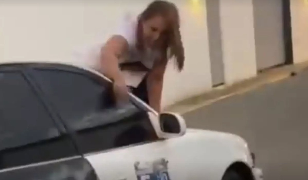 Vídeo: Mulher vê marido com amante em motel e se pendura no capô de carro