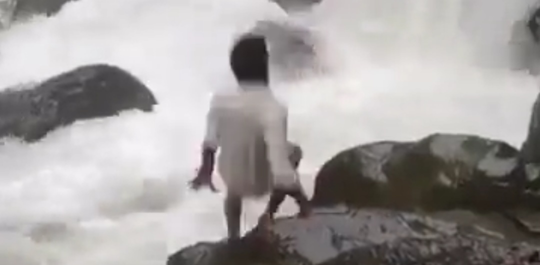 Jovem grava vídeo em cachoeira, escorrega e desaparece na água; assista