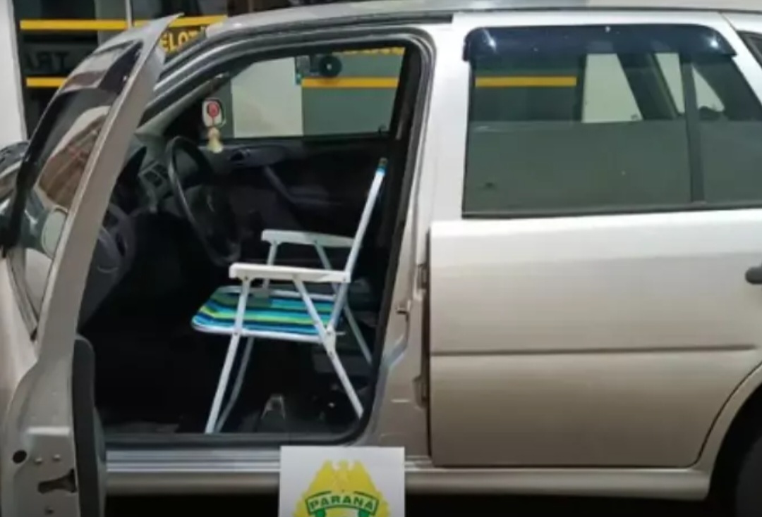 Motorista bêbado usa cadeira de praia para dirigir e é preso no PR