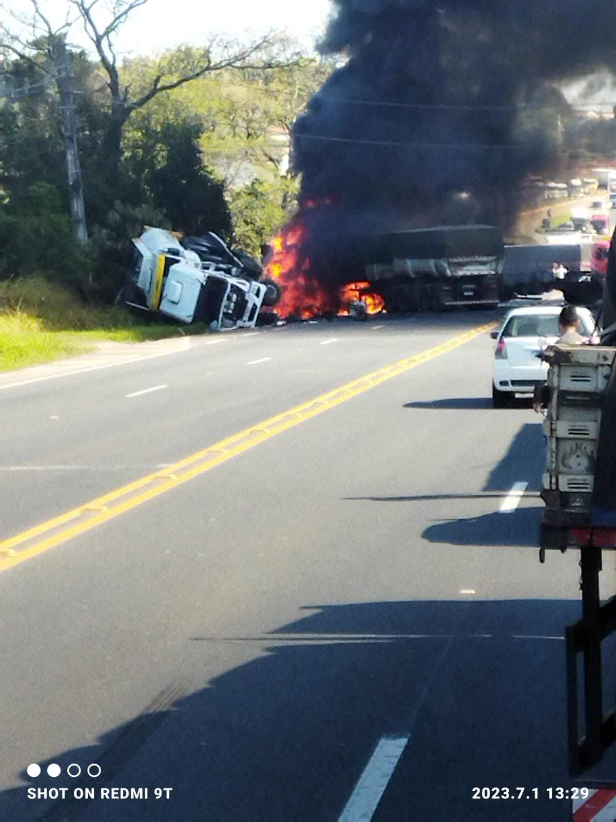 VÍDEO: Caminhão tanque incendeia após se envolver em acidente e deixa seis feridos na ‘Souza Naves’, em PG