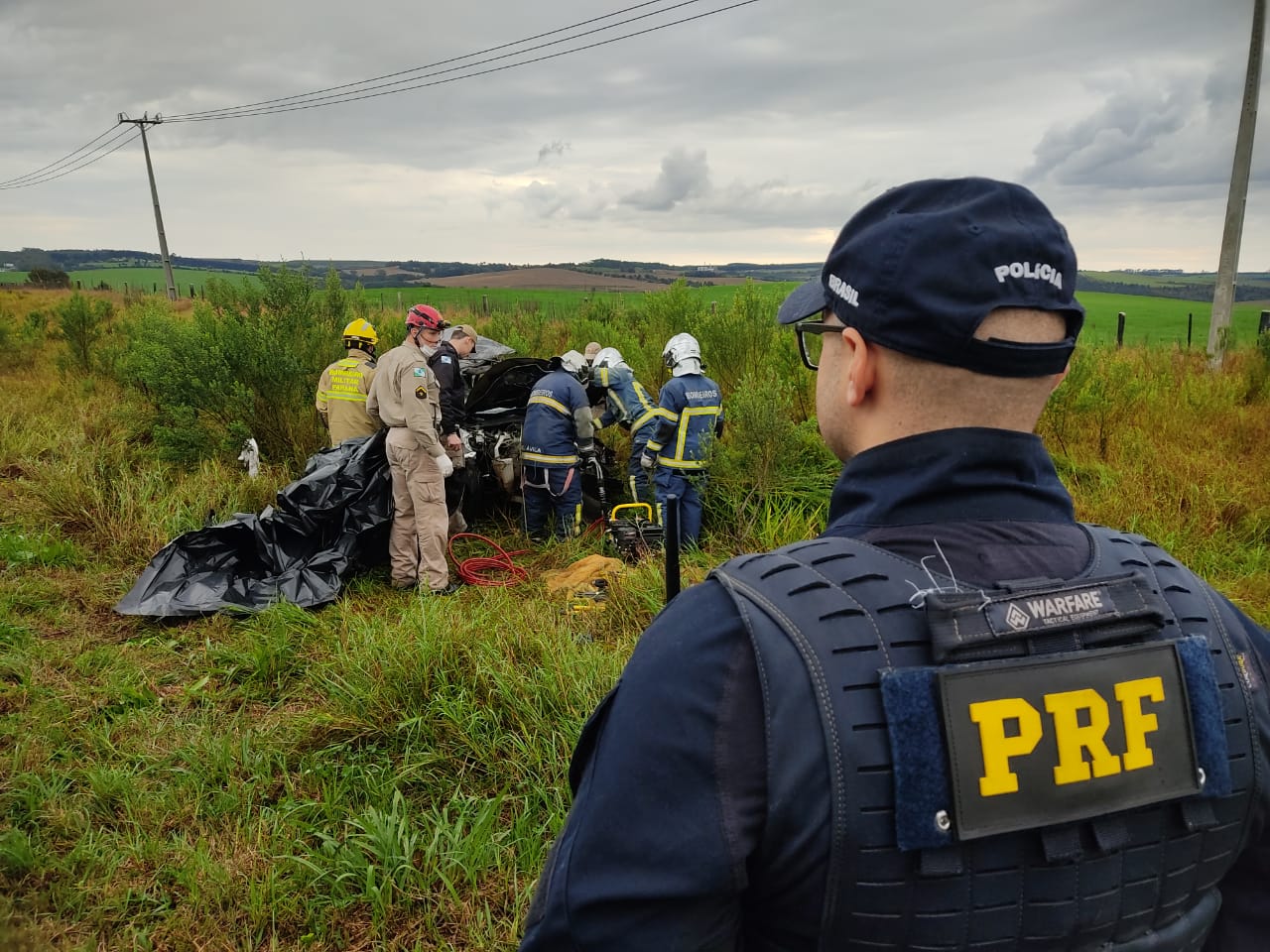 Acidente entre carro e caminhão mata homem na BR-376