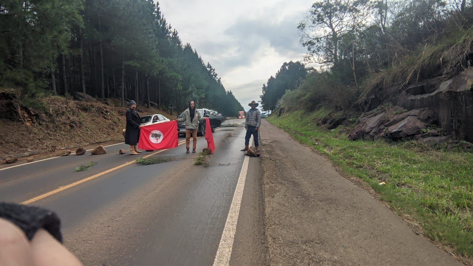 Integrantes do MST bloqueiam PR-170, em Guarapuava