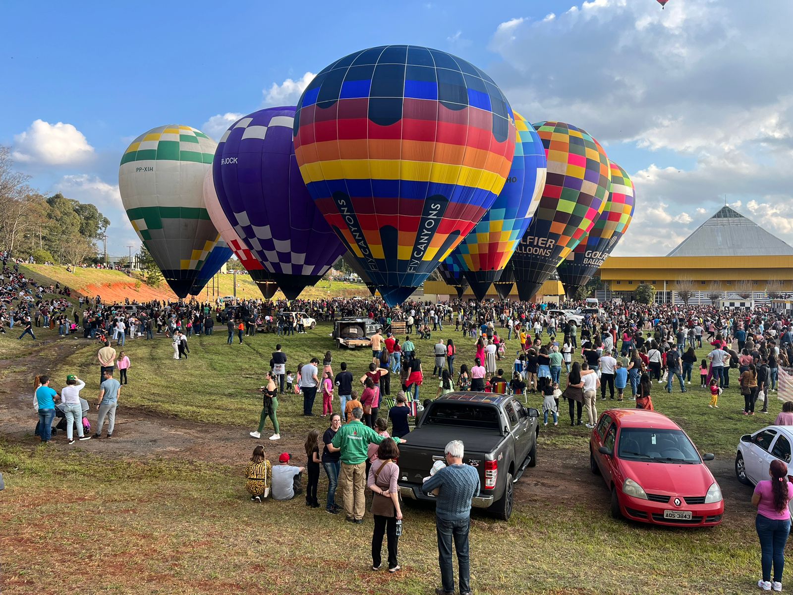 Segundo dia do Festival de Balonismo encanta ponta-grossenses no Centro de Eventos