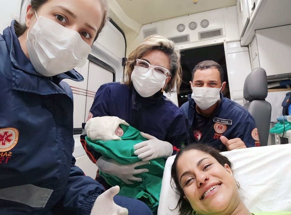 Grávida de 34 semanas dá à luz a bebê dentro da ambulância do SAMU no Paraná