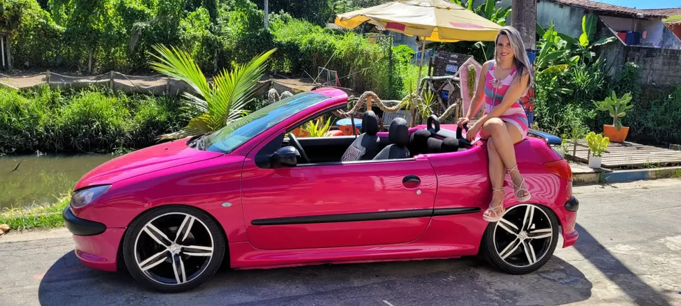 Marido realiza sonho da esposa e transforma Peugeot 206 em ‘Conversível da Barbie’