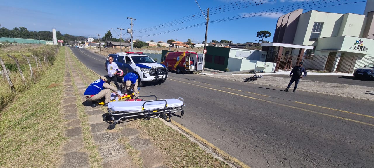 Homem fica ferido após colisão entre mobilete e carro no Santa Terezinha