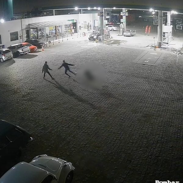 Vídeo: Câmera flagra homem sendo assassinado com vários tiros em posto de combustíveis