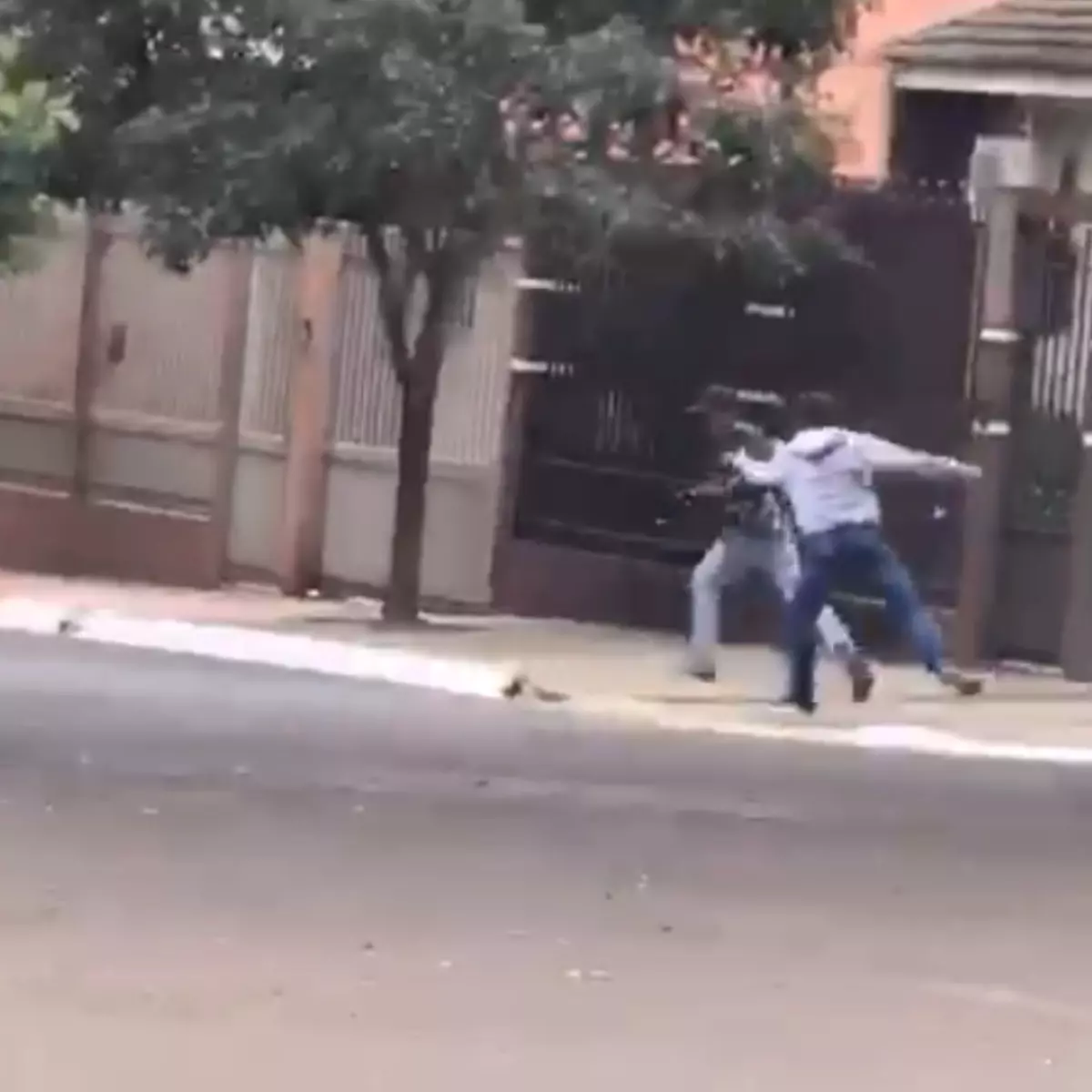 Vídeo: Homem suspeito de cometer furto é espancado até a morte por três homens