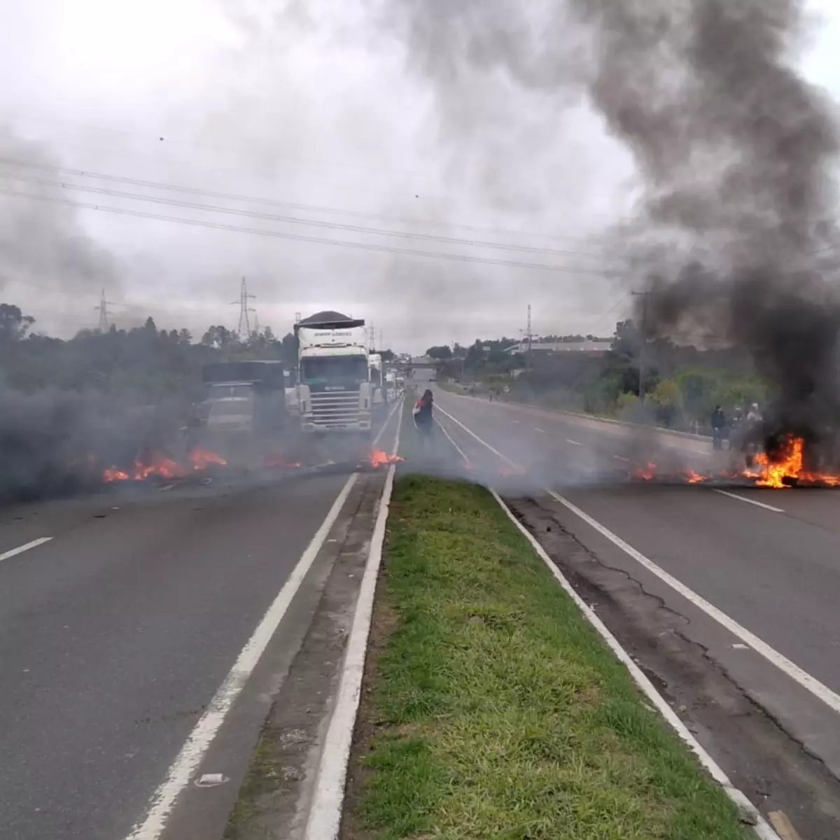 URGENTE: Manifestantes interditam rodovia BR-476