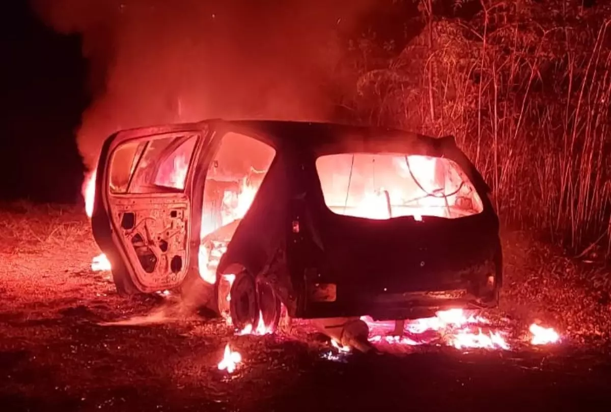 Bandidos matam jovens e ateiam fogo em carro de pastor