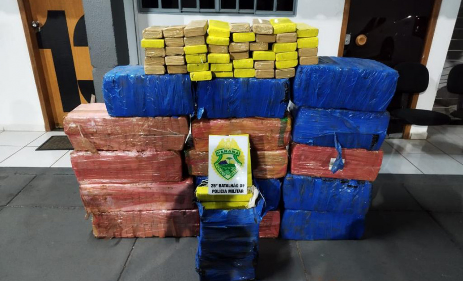 PM apreende mais de 400kg de maconha após acidente na PR-323