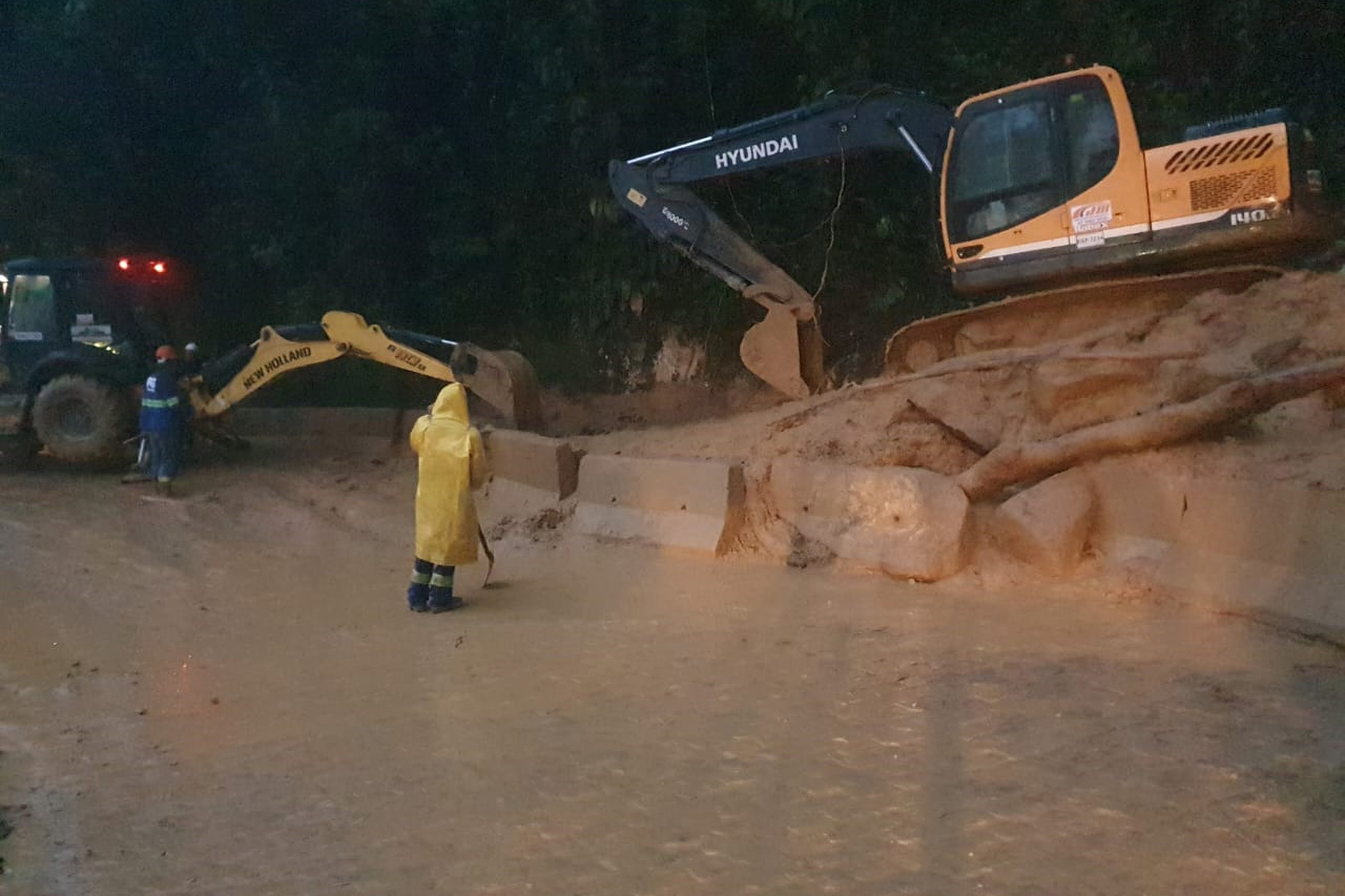 Estrada da Graciosa é bloqueada após deslizamento de terra no km 11