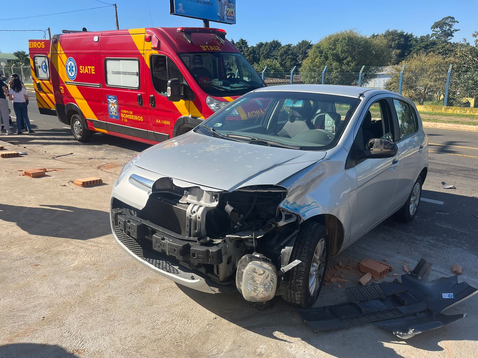 Motociclista fratura o braço ao bater na lateral de carro na Vila Ricci