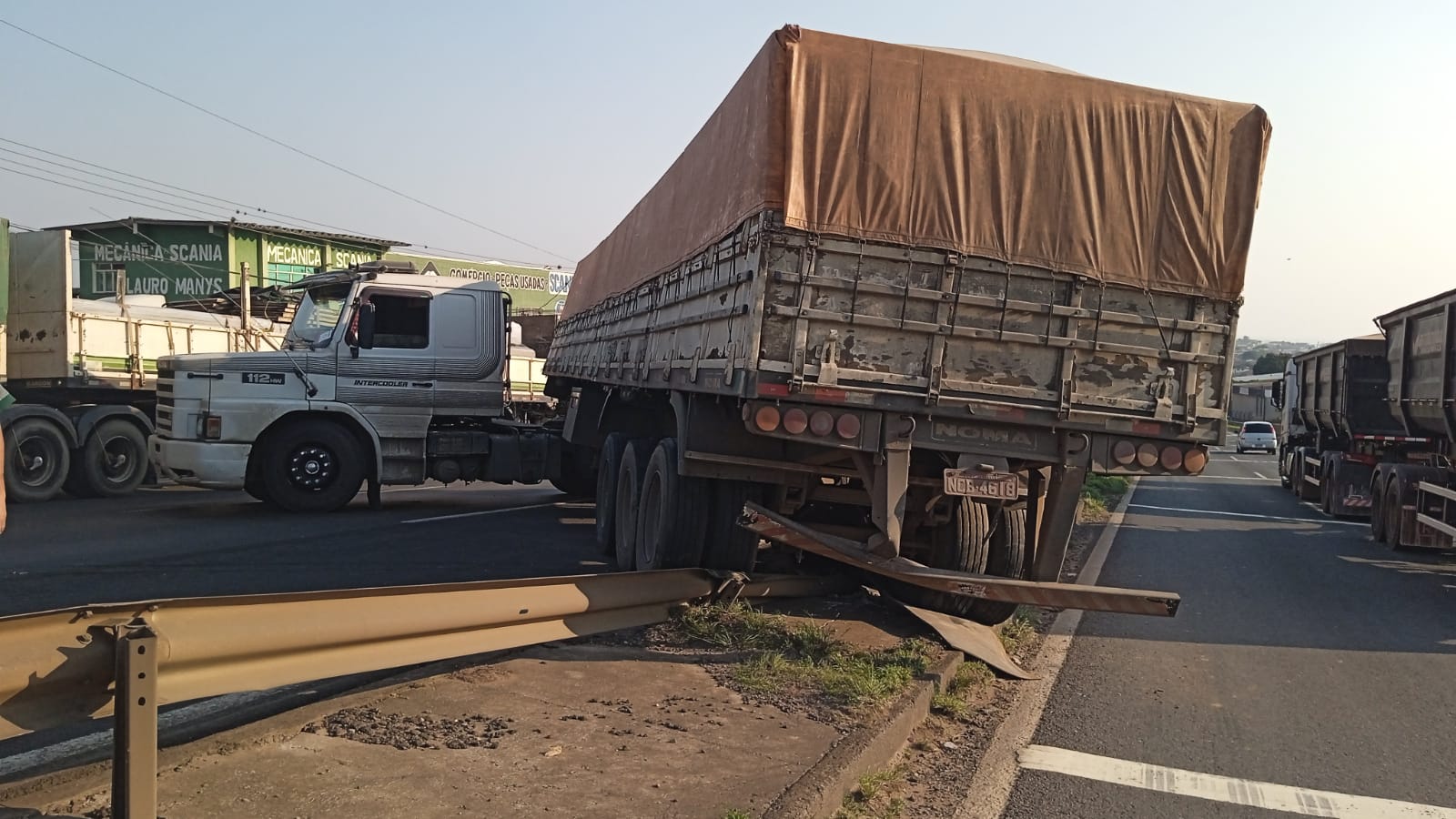 Vídeo: Caminhão sem freio colide contra guardrail em Ponta Grossa