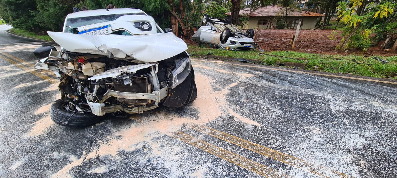 Colisão frontal deixa vítima presa às ferragens de carro em Ponta Grossa