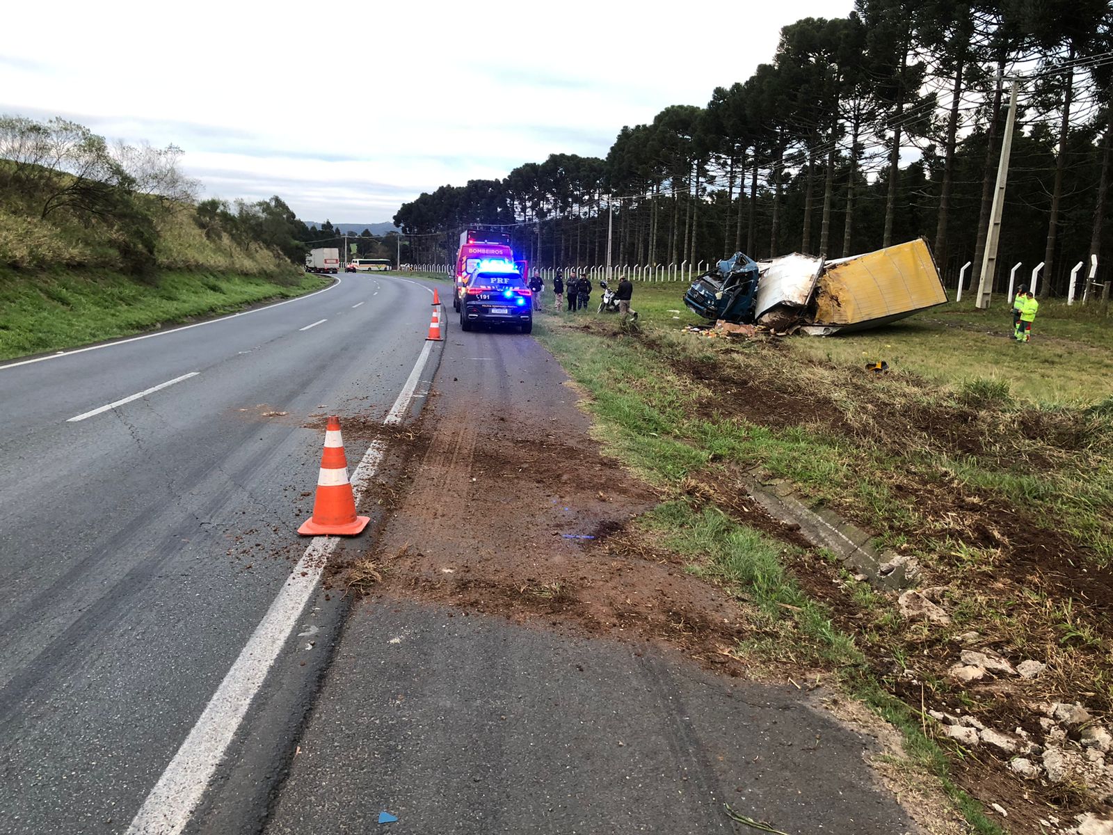 Capotamento deixa pessoa ferida em Ponta Grossa