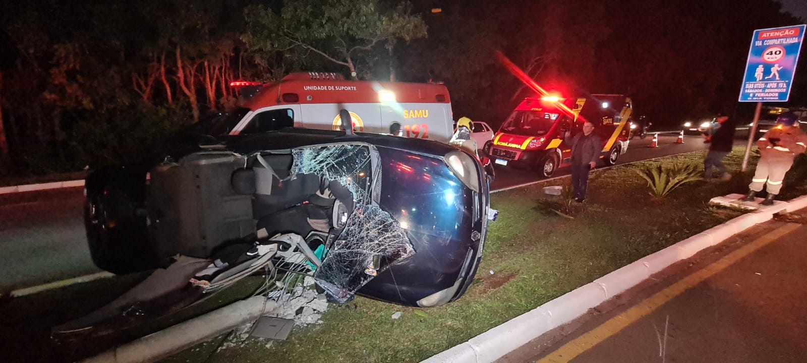 Grave acidente deixa mulher presa às ferragens de carro em Ponta Grossa