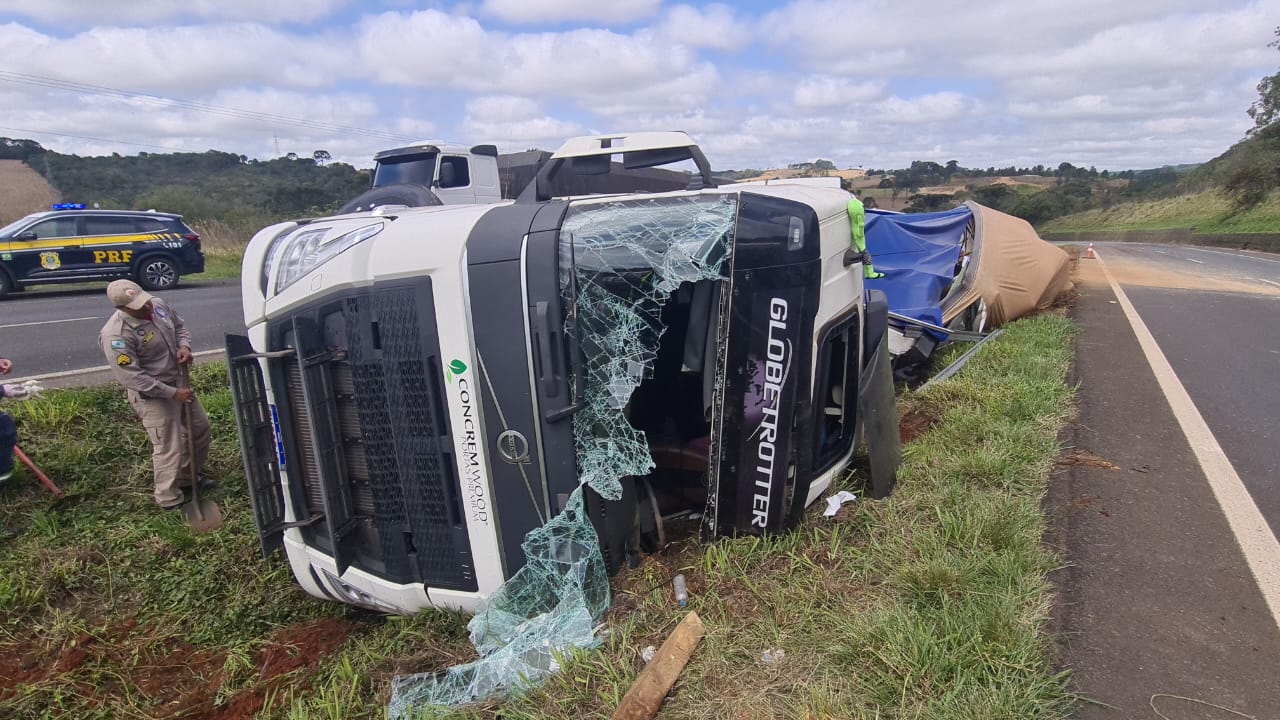 Caminhão tomba e deixa motorista ferido na BR-376, em Ponta Grossa