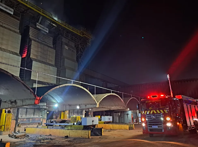 Incêndio atinge silo de empresa em Ponta Grossa na madrugada deste domingo (6)