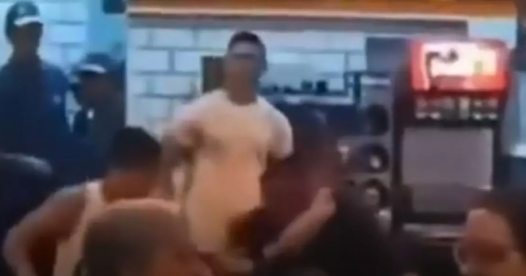 Vídeo: Durante briga por refrigerante homem é esfaqueado em shopping