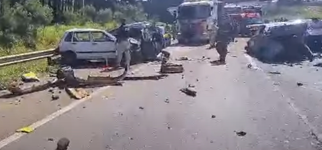 Acidente envolvendo 10 veículos deixa seis pessoas feridas na BR-376, em Ponta Grossa