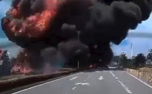 VÍDEO: Avião cai, atinge carro,  moto e mata 10 pessoas