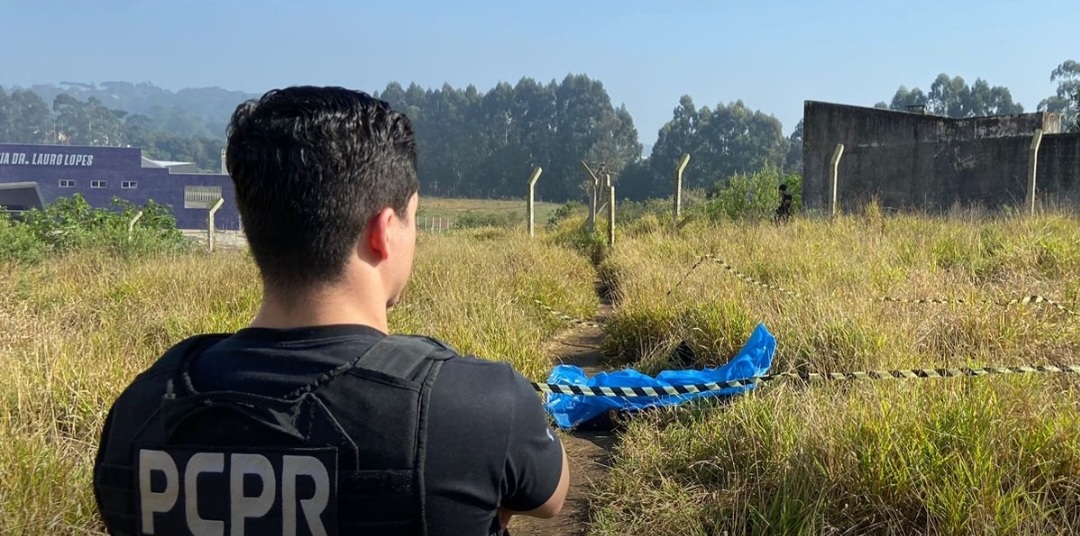 Mulher é morta a facadas e corpo é abandonado em terreno baldio em Castro