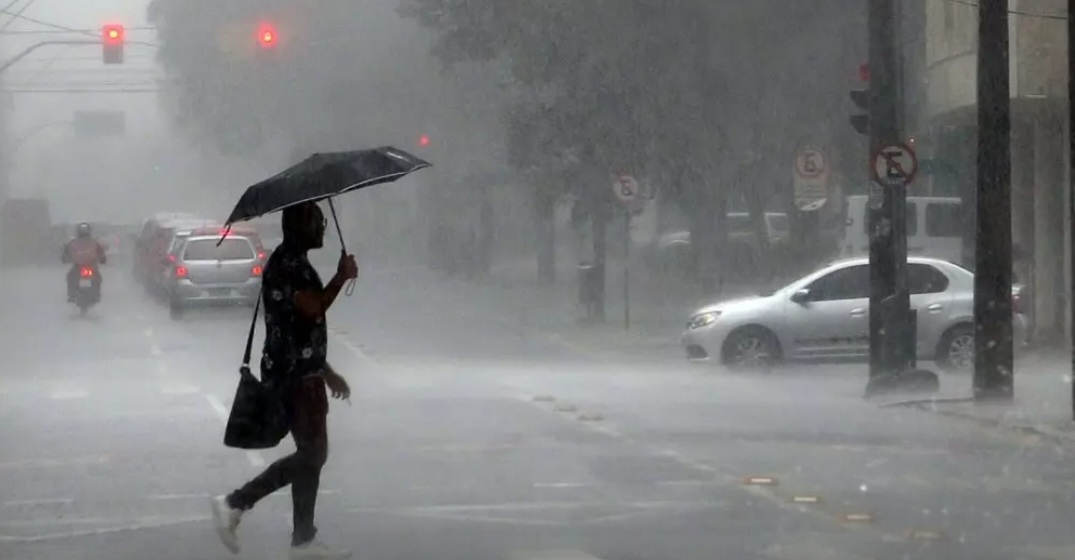 Final de semana terá chuva e raios no Paraná; veja a previsão do tempo