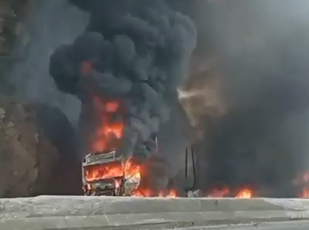 VÍDEO: Acidente envolvendo três caminhões interdita BR-376