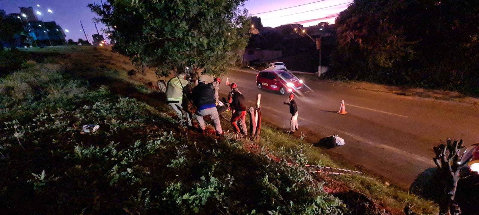 Homem é encontrado com vários ferimentos dentro de valeta em Ponta Grossa