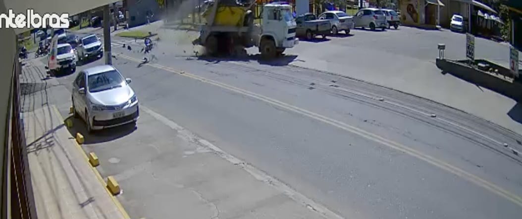 Vídeo: Câmeras flagram colisão que tirou a vida de motociclista